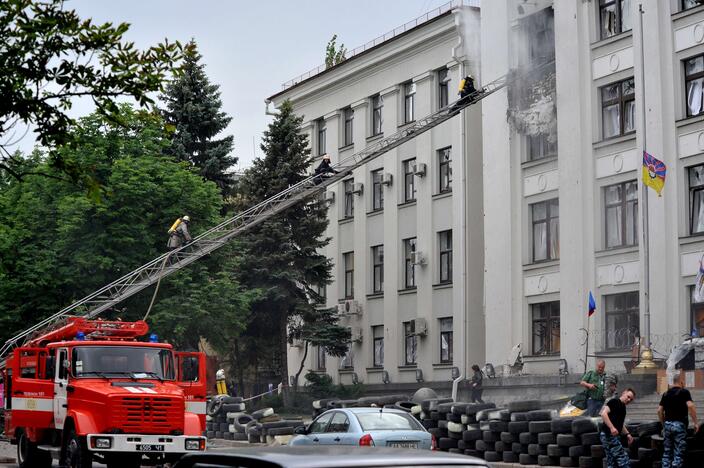 Bombarduotas Luhansko apskrities administracijos pastatas, yra aukų