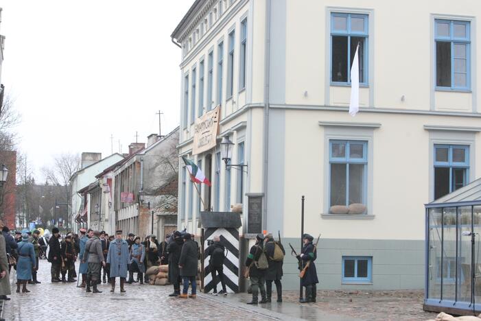 Teatro aikštėje – inscenizuotas „Prefektūros šturmas“