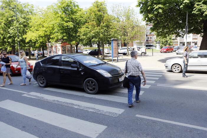 Pėsčiųjų perėjoje partrenkė merginą