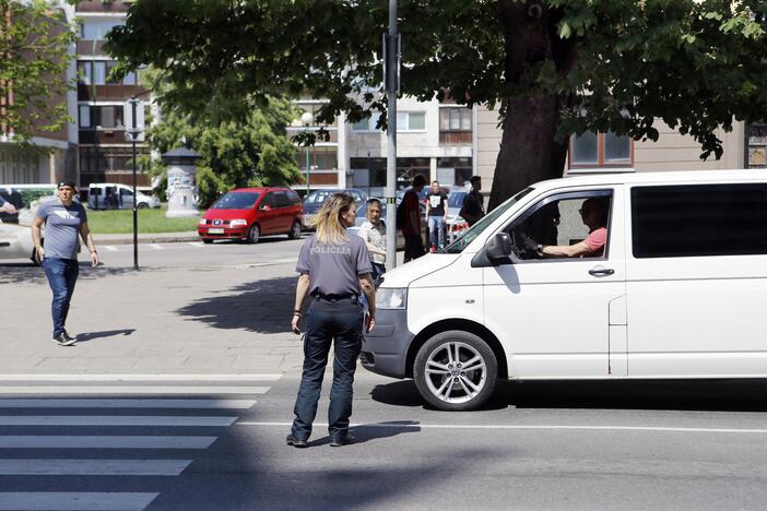 Pėsčiųjų perėjoje partrenkė merginą