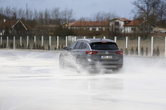 Vairuotojai išbandė savo sugebėjus autodrome