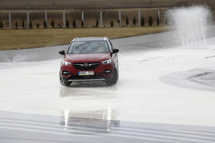 Vairuotojai išbandė savo sugebėjus autodrome