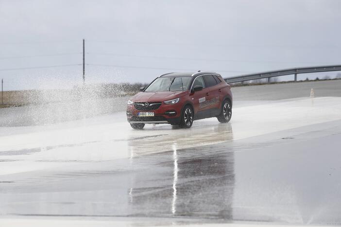 Vairuotojai išbandė savo sugebėjus autodrome