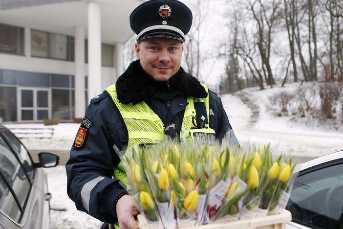 Kelių policijos patruliai pradžiugino moteris