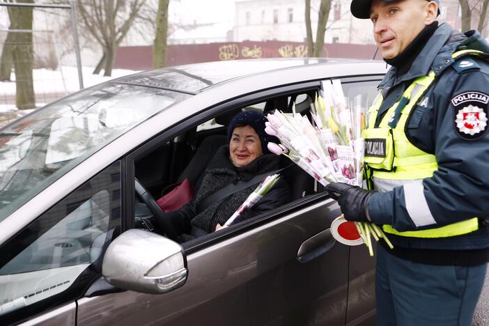 Kelių policijos patruliai pradžiugino moteris