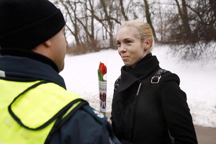 Kelių policijos patruliai pradžiugino moteris