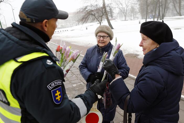 Kelių policijos patruliai pradžiugino moteris