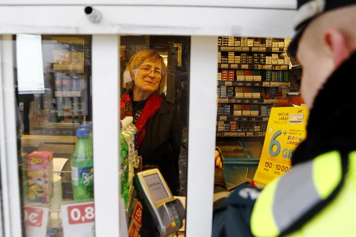 Kelių policijos patruliai pradžiugino moteris