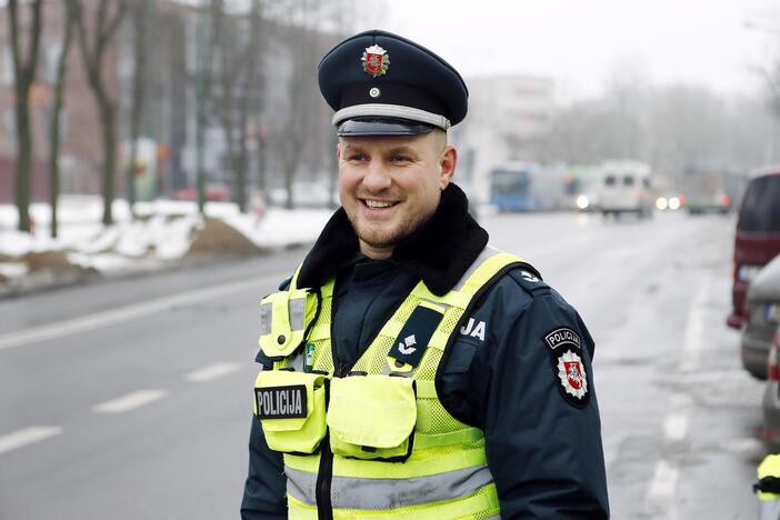 Kelių policijos patruliai pradžiugino moteris