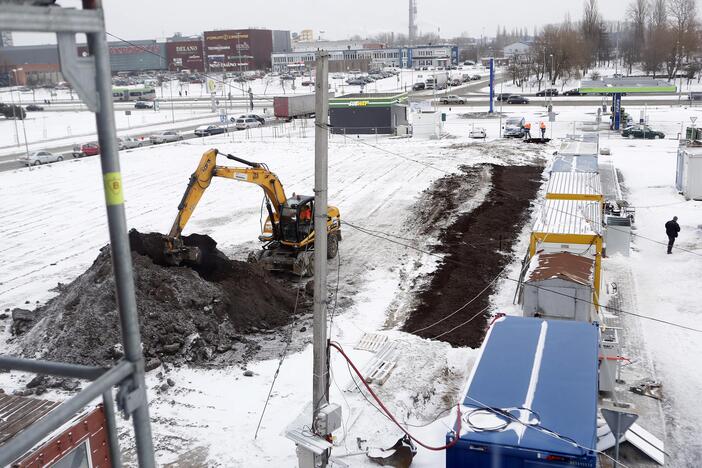 Meras apžiūrėjo baigiamą statyti baseiną