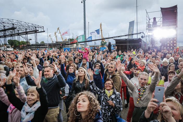 "Tautiška giesmė aplink pasaulį. 10 metų"