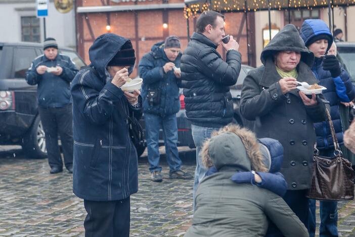 Žuvienė ir kareiviška košė Teatro aikštėje