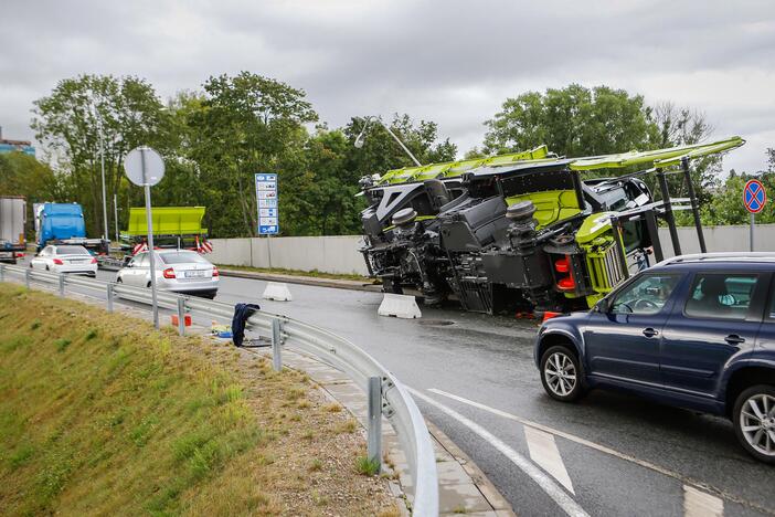 Klaipėdoje nuo vilkiko nuvirto kombainas