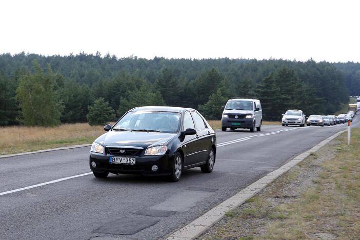 Automobilių eilė Smiltynėje