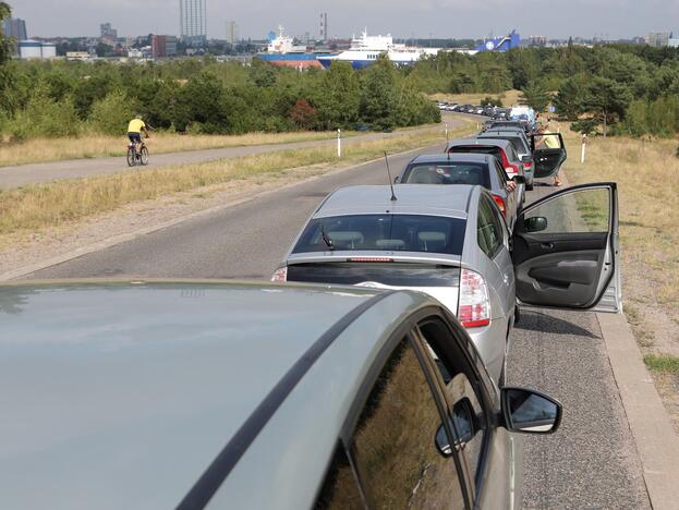 Automobilių eilė Smiltynėje