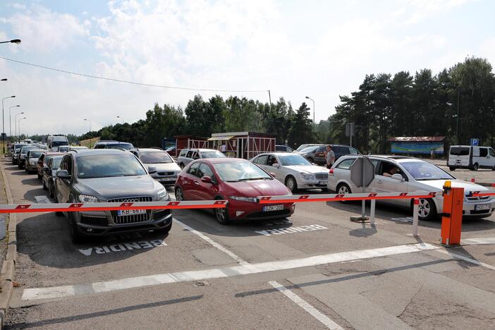 Automobilių eilė Smiltynėje