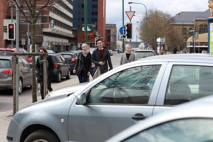 Muzikinio teatro baleto grupės pasirodymas viešąjame autobuse