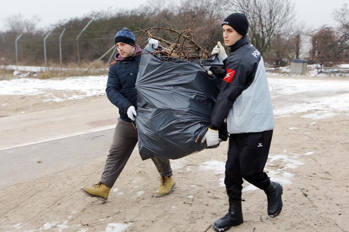 Policijos mokyklos kursantai tvarko pajūrį