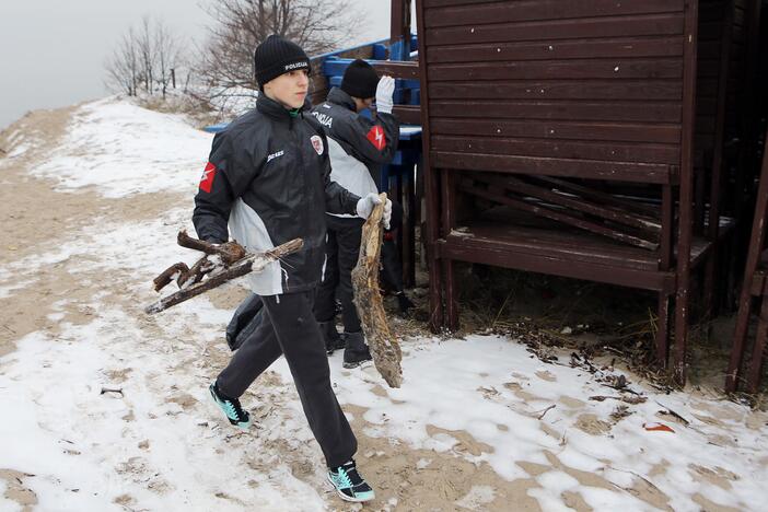 Policijos mokyklos kursantai tvarko pajūrį