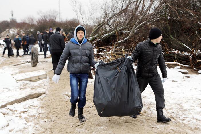 Policijos mokyklos kursantai tvarko pajūrį