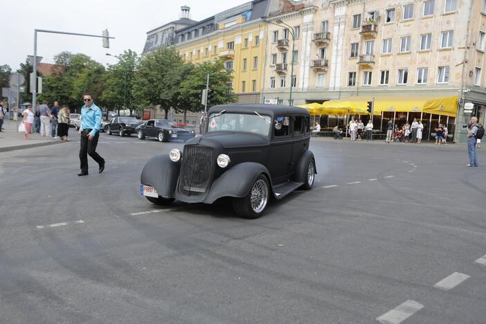 Senovinių automobilių paradas