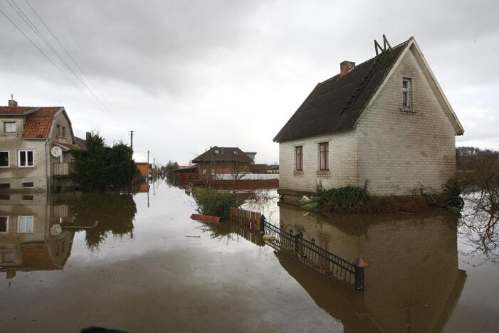 Purmaliuose vanduo tuoj sieks namų stogus