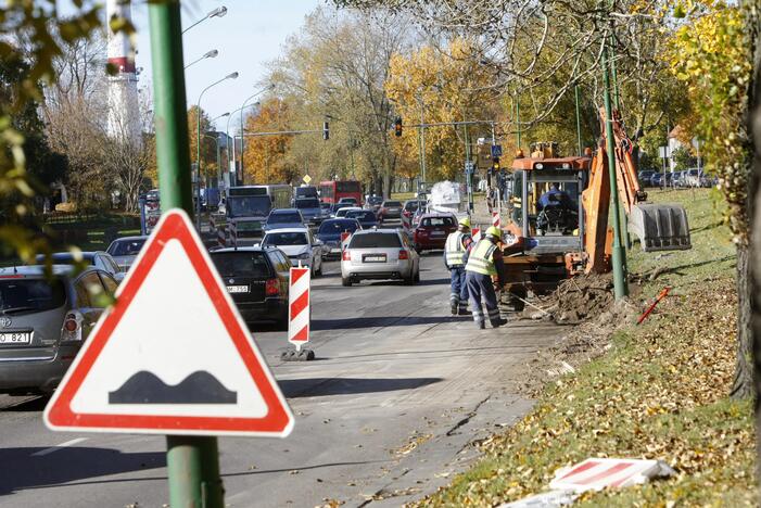 Mokyklos gatvėje  automobilių spūstys