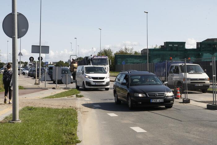 Vairuotojai keiksnoja remonto darbus: Liepų gatvėje – nesibaigiančios spūstys