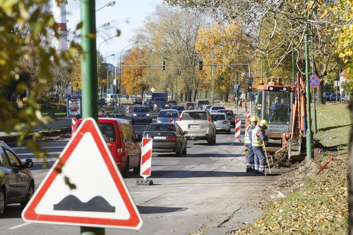 Mokyklos gatvėje  automobilių spūstys