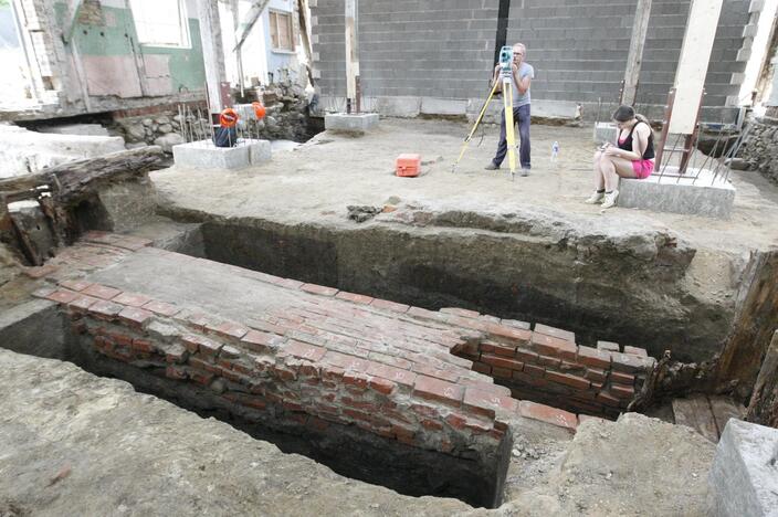 Uostamiesčio archeologus nudžiugino atradimai istoriniame silkių sandėlyje 