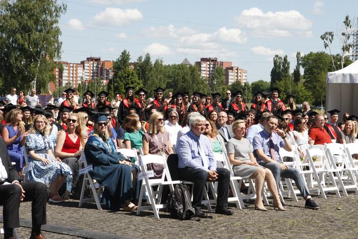 Klaipėdos universiteto absolventams įteikti diplomai