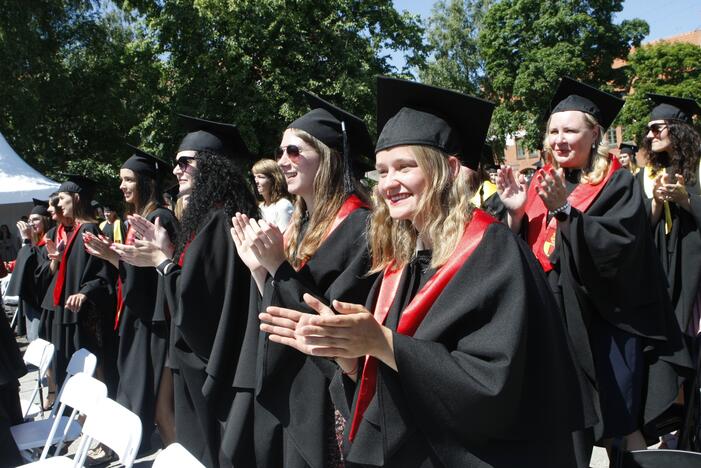 Klaipėdos universiteto absolventams įteikti diplomai