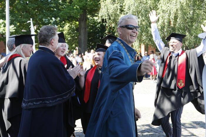 Klaipėdos universiteto absolventams įteikti diplomai