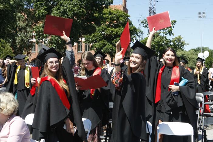 Klaipėdos universiteto absolventams įteikti diplomai