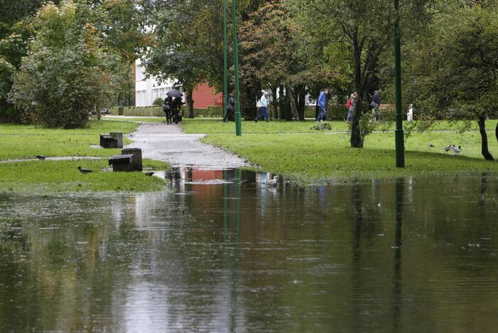 Į mokyklą – briste per vandenį