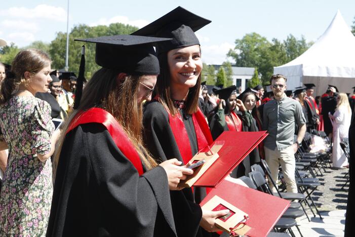 Klaipėdos universiteto absolventams įteikti diplomai