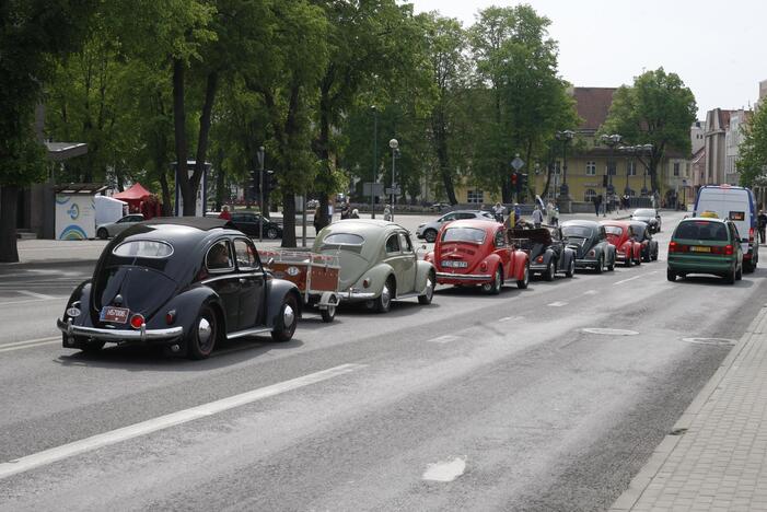 Uostamiesčio gatvėse spalvingi "vabalai" ir burbulų fiesta