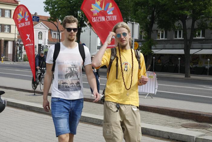 Uostamiesčio gatvėse spalvingi "vabalai" ir burbulų fiesta