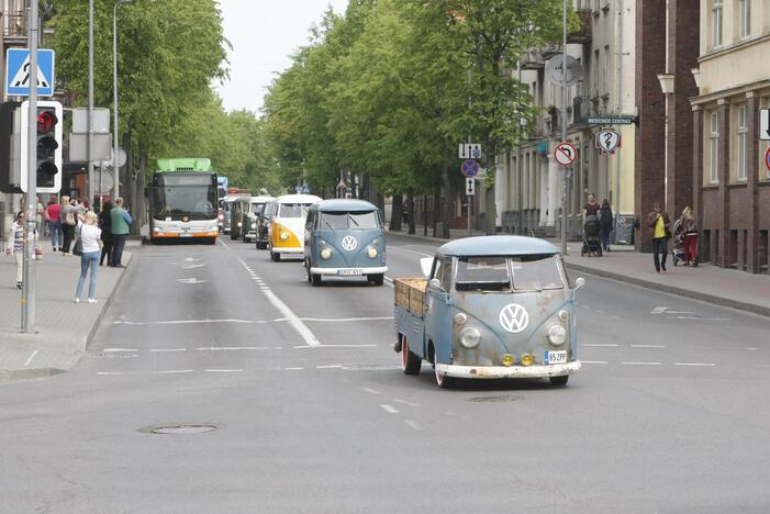 Uostamiesčio gatvėse spalvingi "vabalai" ir burbulų fiesta