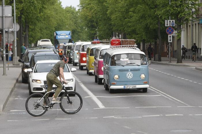 Uostamiesčio gatvėse spalvingi "vabalai" ir burbulų fiesta