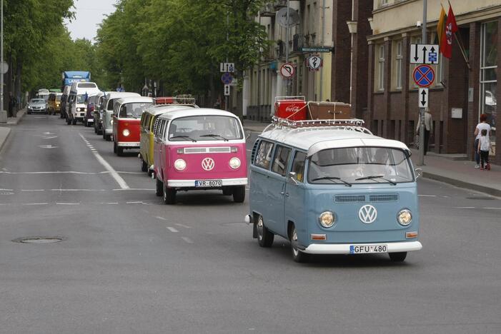 Uostamiesčio gatvėse spalvingi "vabalai" ir burbulų fiesta