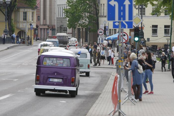 Uostamiesčio gatvėse spalvingi "vabalai" ir burbulų fiesta