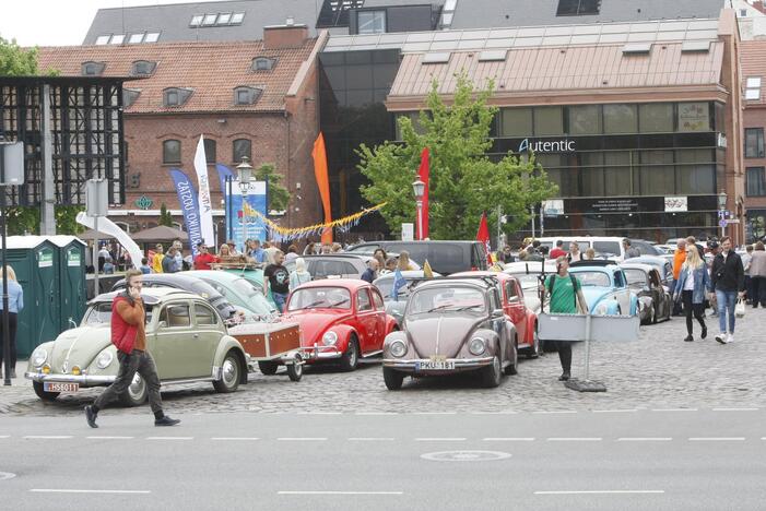 Uostamiesčio gatvėse spalvingi "vabalai" ir burbulų fiesta