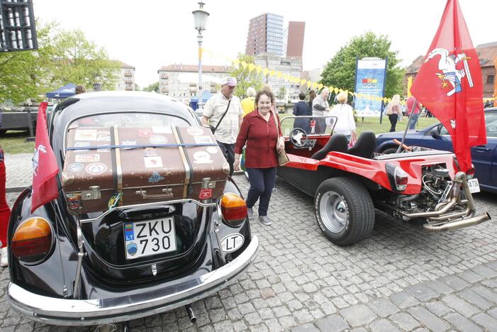 Uostamiesčio gatvėse spalvingi "vabalai" ir burbulų fiesta