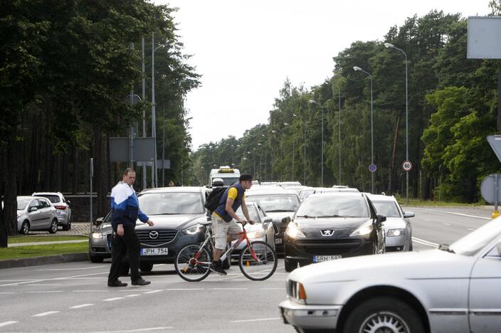 Keliuose į pliažus – automobilių spūstys