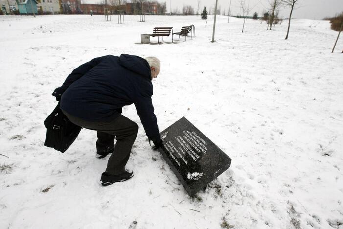 Sąjūdžio parke atkūrė atminimo lentą