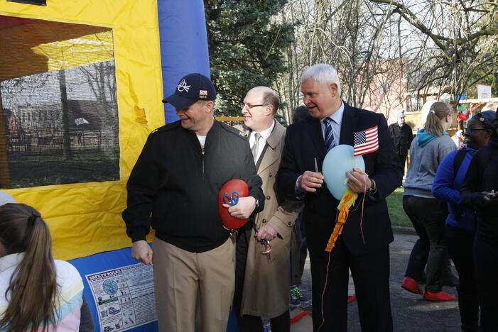 JAV kariškiai aplankė globos namų auklėtinius