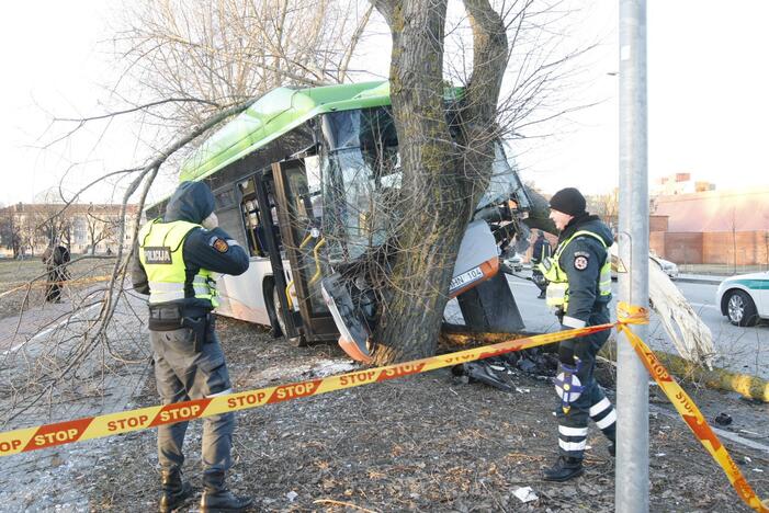 Kraupi avarija Klaipėdoje: autobusas rėžėsi į medį, sužeisti keleiviai 