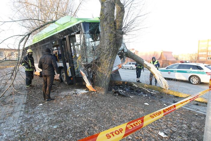 Kraupi avarija Klaipėdoje: autobusas rėžėsi į medį, sužeisti keleiviai 