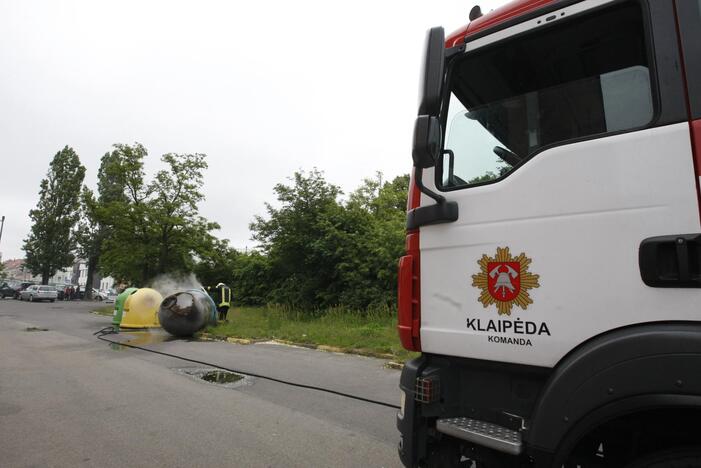 Klaipėdoje degė šiukšlių konteineris